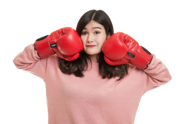 Jovem mulher asiática com luvas de boxe vermelho . — Fotografia de Stock