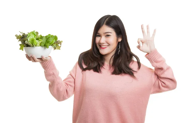 Friska asiatisk kvinna show Ok med sallad. — Stockfoto