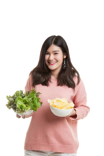 Jonge Aziatische vrouw met aardappel frites en salade. — Stockfoto