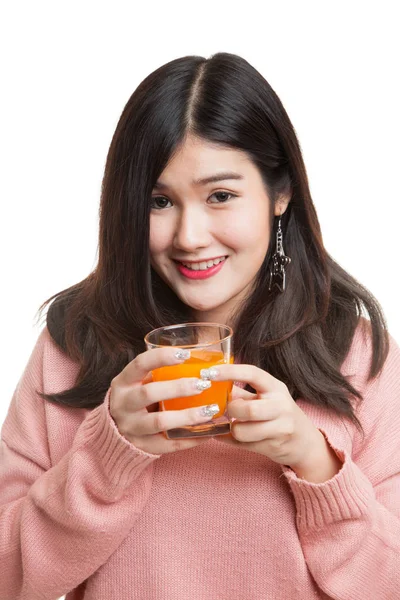 Młoda kobieta azjatycki napój pomarańczowy sok. — Zdjęcie stockowe