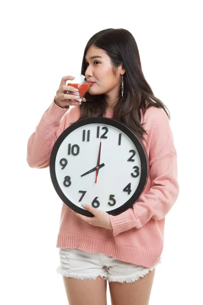 Ung asiatisk kvinna med tomatjuice och klocka. — Stockfoto