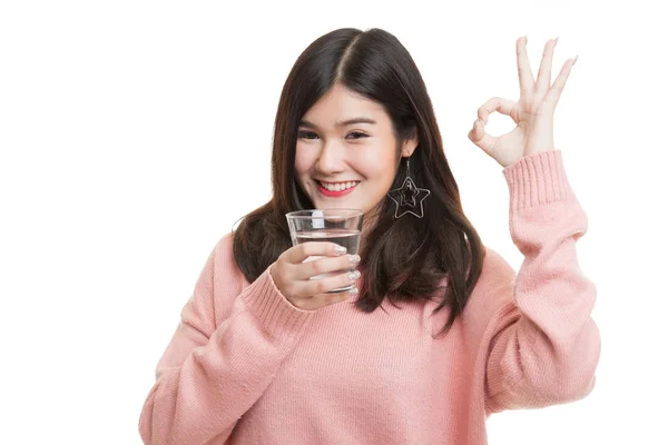 Joven asiática show OK con un vaso de agua potable . —  Fotos de Stock