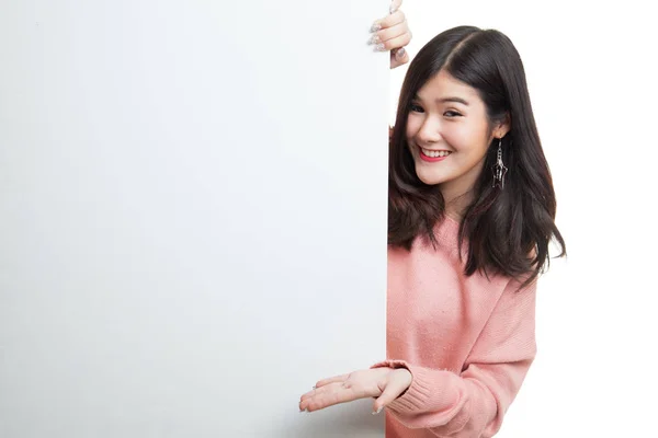 Jovem mulher asiática apresentar sinal em branco com palma da mão . — Fotografia de Stock