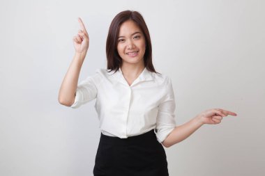 Genç Asyalı kadın noktası iki elle.