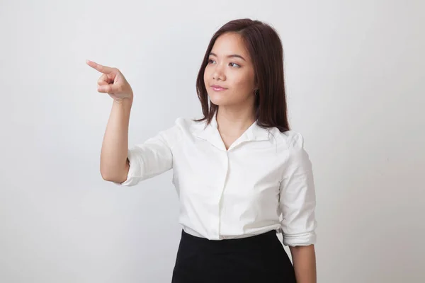 Aziatische vrouw aanraken van het scherm met de vinger. — Stockfoto