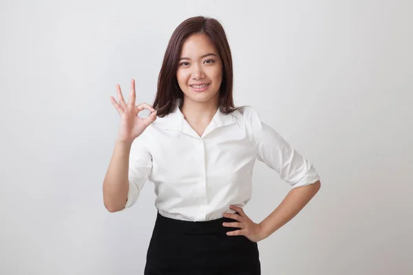 Jonge Aziatische vrouw Ok ziekteverschijnsel vertonen. — Stockfoto