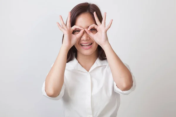 Mujer asiática hacer divertido doble OK signo como gafas . — Foto de Stock