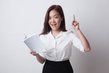 Genç Asyalı kadın bir kitap ile bir fikir var.