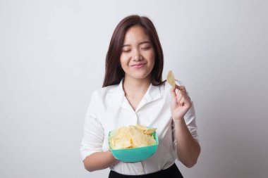 Genç Asyalı kadın yemek patates cipsi.
