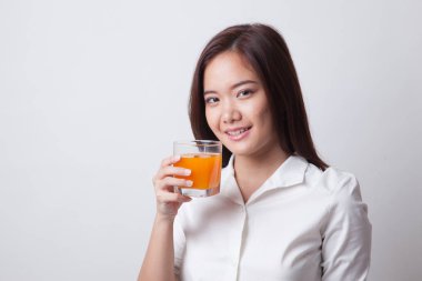 Genç Asyalı kadın içki portakal suyu.