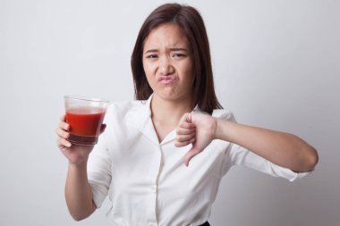 Asyalı kadın başparmak aşağı domates suyu nefret ediyorum..