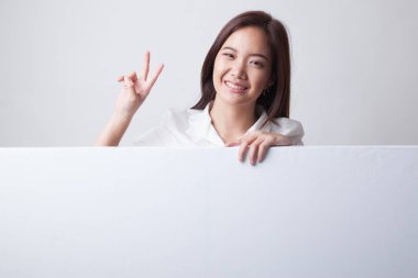 Genç Asyalı kadın göstermek boş işareti ile zafer işareti.