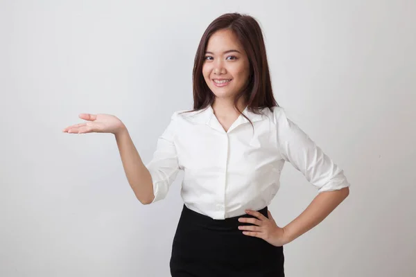 Ung asiatisk kvinna närvarande med hennes hand. — Stockfoto