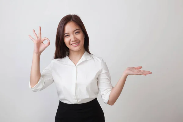 Piękna młoda kobieta Azji Pokaż dłoni ręki i znak Ok. — Zdjęcie stockowe