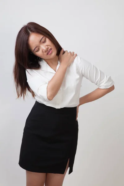 Ung asiatisk kvinna fick tillbaka smärta. — Stockfoto