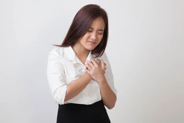 Jovem mulher asiática tem dor no peito. — Fotografia de Stock