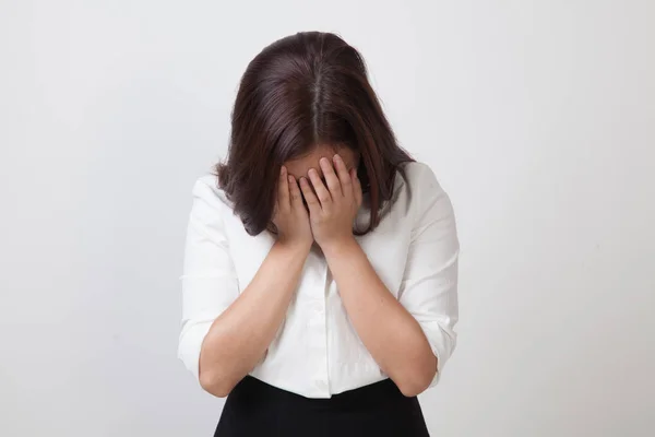 Triste giovane donna asiatica piangere con palma a faccia. — Foto Stock