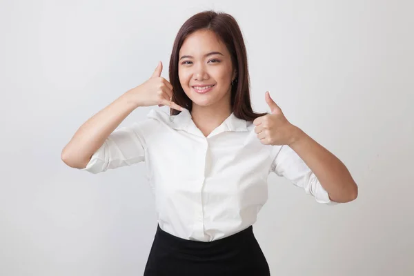 Joven mujer asiática pulgares arriba mostrar con gesto de teléfono . —  Fotos de Stock