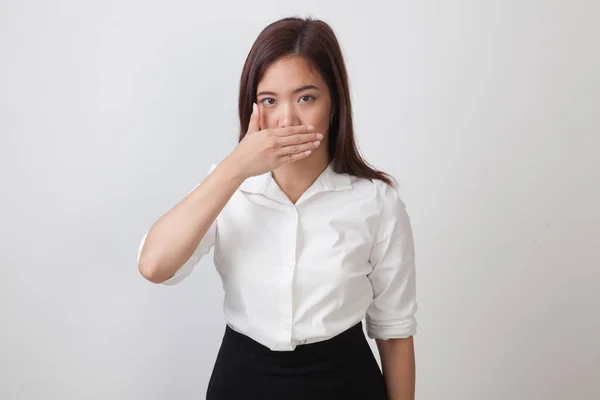 Joven asiática mujer cerrar su boca con la mano . —  Fotos de Stock