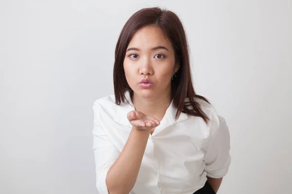 Mooie jonge Aziatische vrouw klap een kus. — Stockfoto