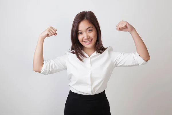 Schön junge asiatische Frau flex bicep. — Stockfoto