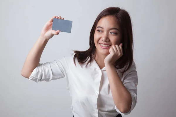 Boldog fiatal ázsiai nő, egy üres kártyára. — Stock Fotó