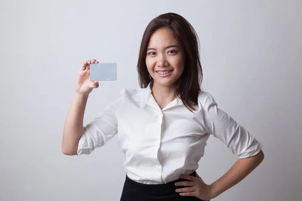 Ung asiatisk kvinna leende med tomt kort. — Stockfoto