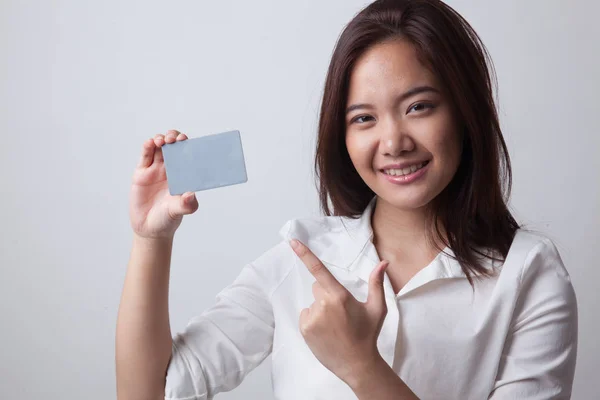 Ung asiatisk kvinna peka på ett tomt kort. — Stockfoto