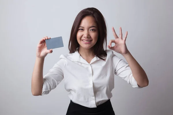 Jonge Aziatische vrouw show Ok met een lege kaart. — Stockfoto