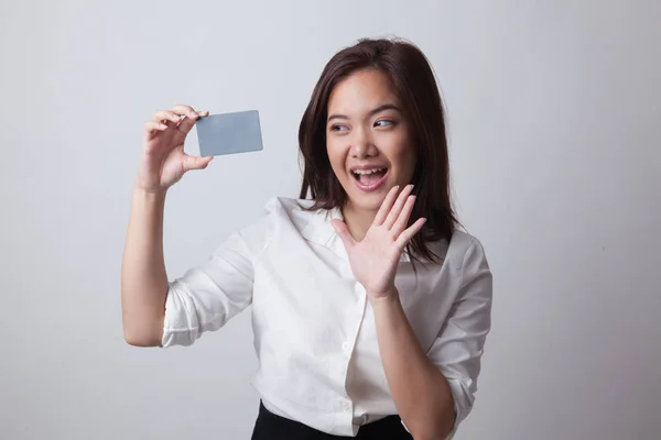 Jonge Aziatische vrouw blij met lege kaart. — Stockfoto