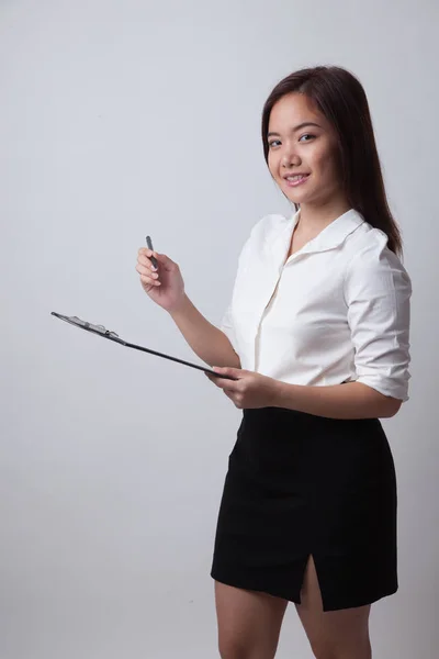 Fiatal ázsiai üzleti nő toll, és a vágólapra. — Stock Fotó