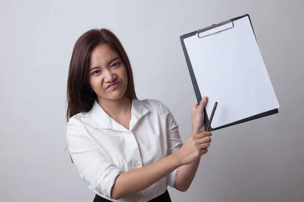 Unglückliche asiatische Geschäftsfrau zeigen auf Klemmbrett mit Stift. — Stockfoto
