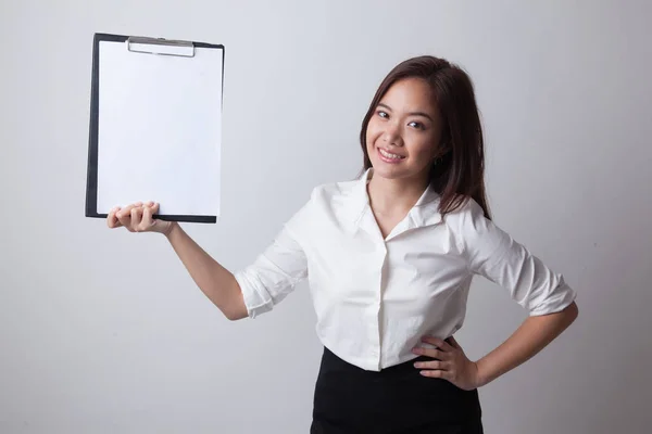 年轻的亚洲业务的女人显示空白剪贴板. — 图库照片