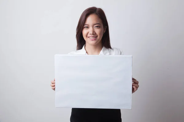 Fiatal ázsiai nő, fehér üres jel. — Stock Fotó