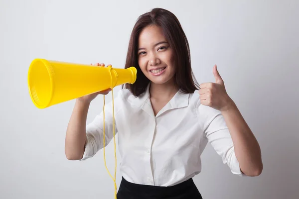 Schöne junge asiatische Frau zeigen Daumen nach oben ankündigen mit megapho — Stockfoto