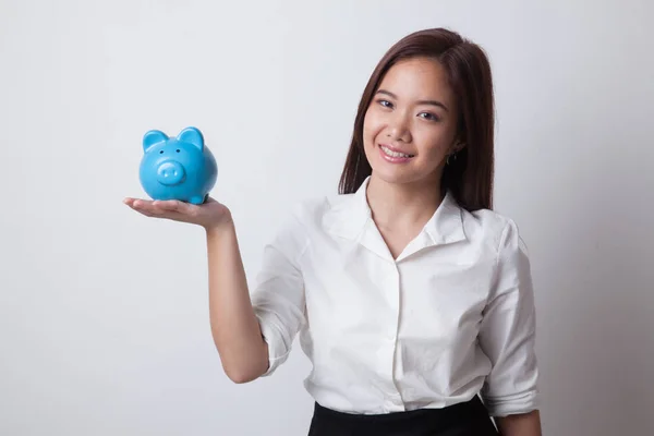 Jonge Aziatische vrouw met een varken munt bank. — Stockfoto