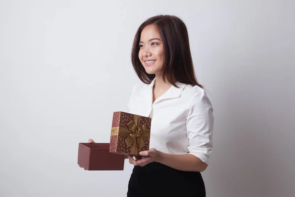 Joven mujer asiática abrir una caja de regalo . — Foto de Stock