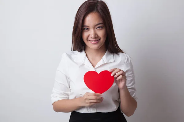 Azjatyckie kobiety z czerwonym sercem. — Zdjęcie stockowe