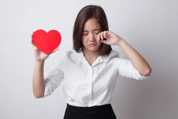 Azjatyckie dziewczyny smutne i krzyk z czerwonym sercem. — Zdjęcie stockowe