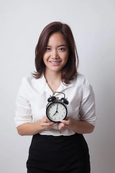 Fiatal ázsiai nő mosolyog egy óra. — Stock Fotó