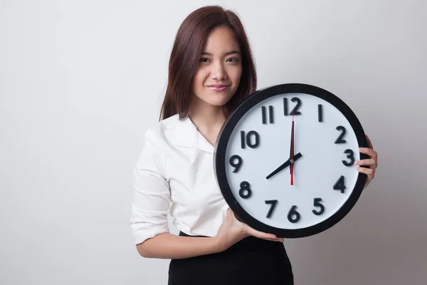 Jeune femme asiatique avec une horloge. — Photo