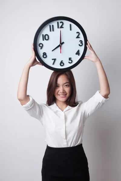 Junge asiatische Geschäftsfrau mit einer Uhr. — Stockfoto