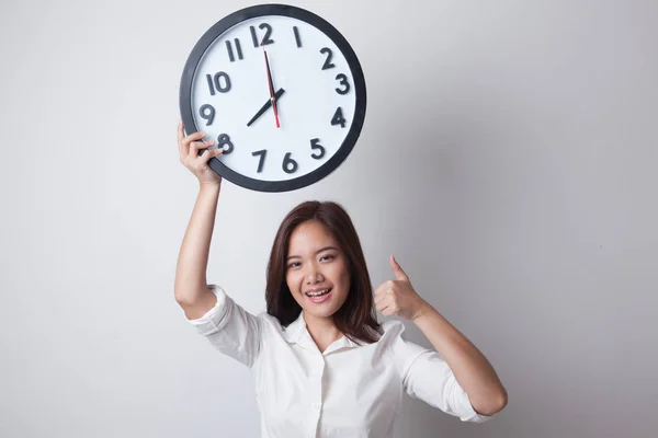 Junge asiatische Geschäftsfrau Daumen nach oben mit einer Uhr. — Stockfoto