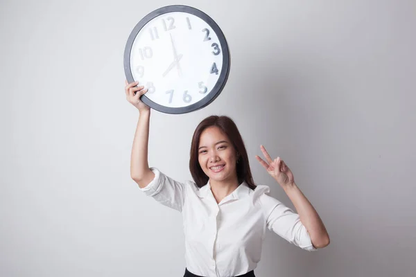 젊은 아시아 비즈니스 여자 시계와 함께 승리 기호 표시. — 스톡 사진