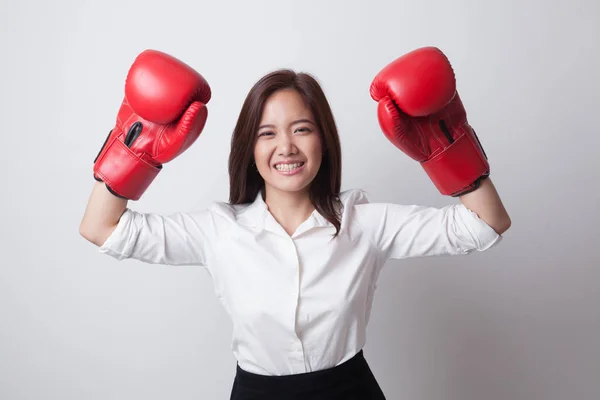 Fiatal ázsiai nő, piros box kesztyű. — Stock Fotó