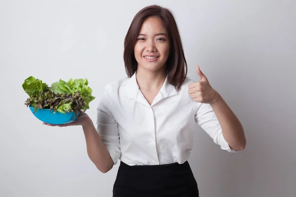 Friska asiatisk kvinna tummen upp med sallad. — Stockfoto