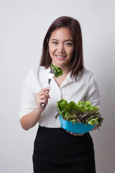 Friska asiatisk kvinna med sallad. — Stockfoto