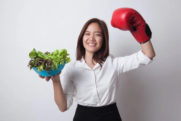 Ung asiatisk kvinna med boxning handske och sallad. — Stockfoto