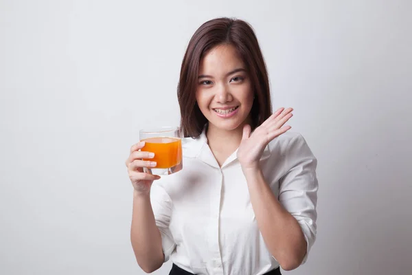 Gelukkig jonge Aziatische vrouw drankje oranje sap. — Stockfoto