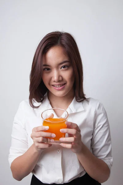 Ung asiatisk kvinna drink apelsin juice. — Stockfoto